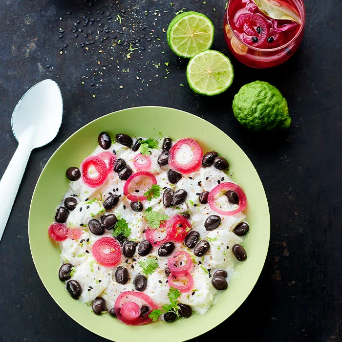 Image représentant Ceviche de cabillaud aux Haricots Noirs, lait de coco et pickles d’oignons rouges
