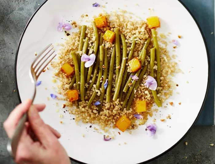 Image représentant Quinoa aux Haricots Verts, mangue rôtie et noisettes