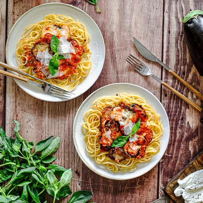 Image représentant Aubergines à l’italienne, nid de spaghettis, parmesan, basilic frais.