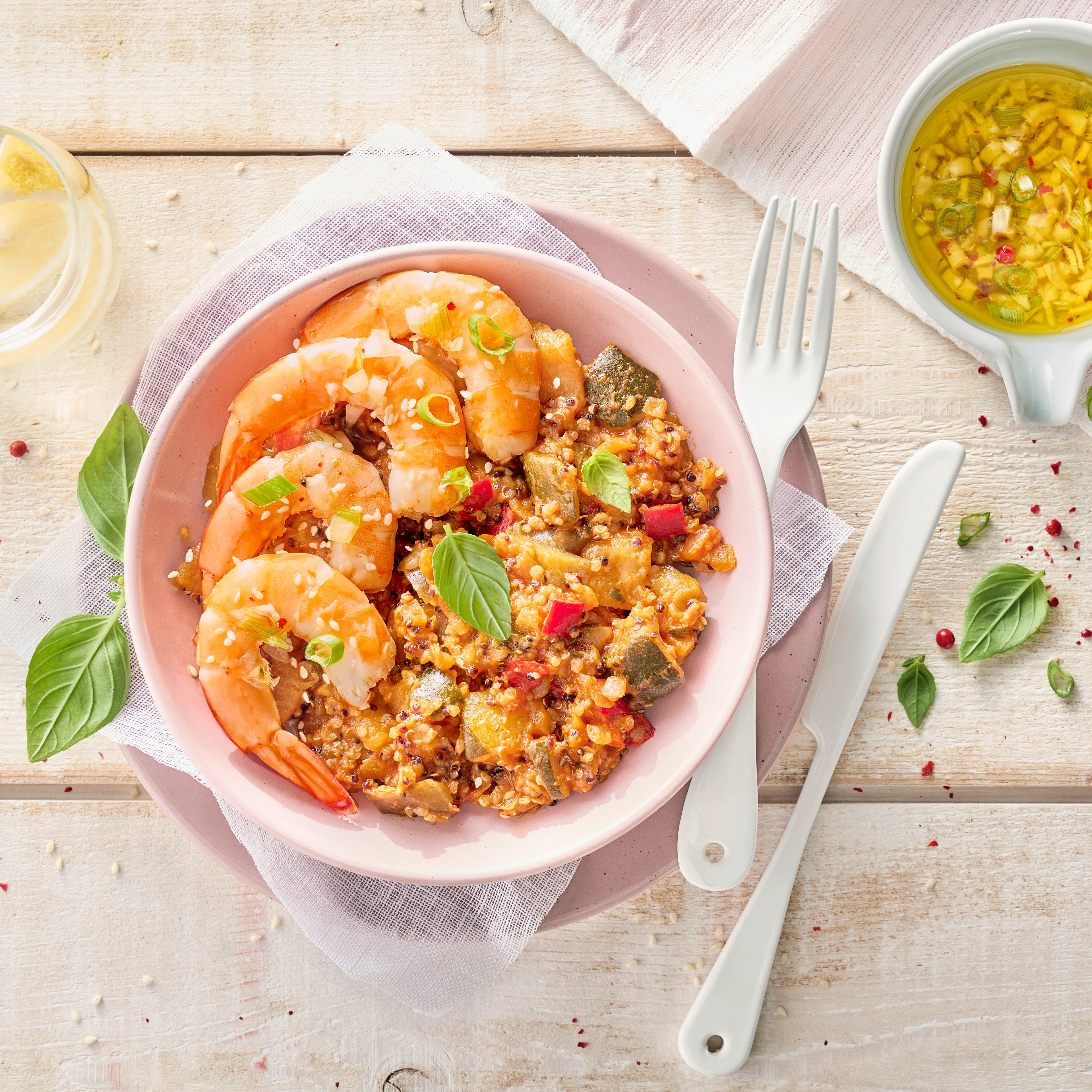 Image représentant Crevettes marinées au sésame, légumes & quinoa à la provençale
